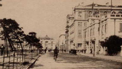 陳俊仁（陳舜臣）曾居住於神戶海岸通。那棟有著藍、白、紅三色，被稱作「三色之家」的住辦建築，成了往後陳俊仁推理小說的名稱。