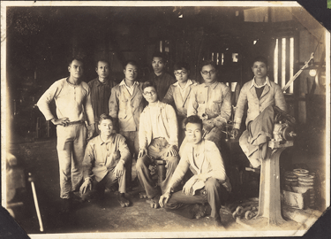 李萬仁與八仙山林場同事的合照